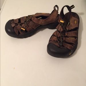 Men's size 9 women's size 11 keens