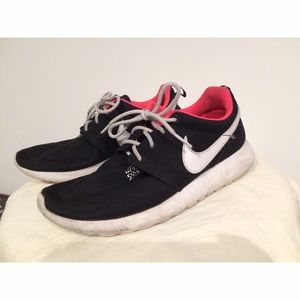 Black Nike Roshe!