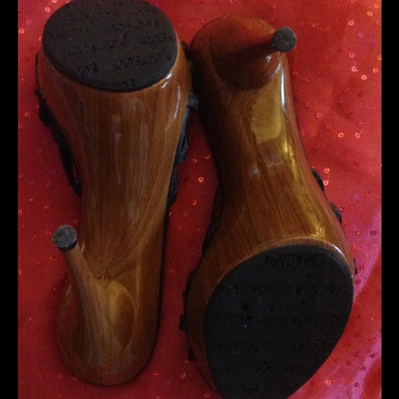 Pretty Black Bow-Tie Heels - Picture 4 of 4