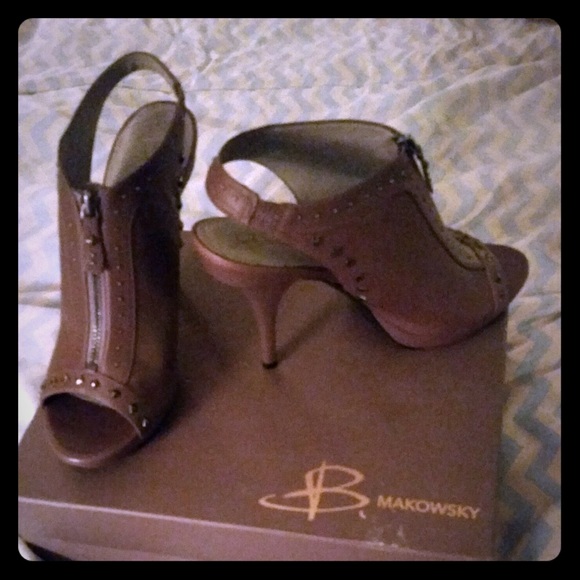 👠👀Brand New in box bootie heels!