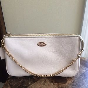 Coach-Large wristlet pebble leather in ivory