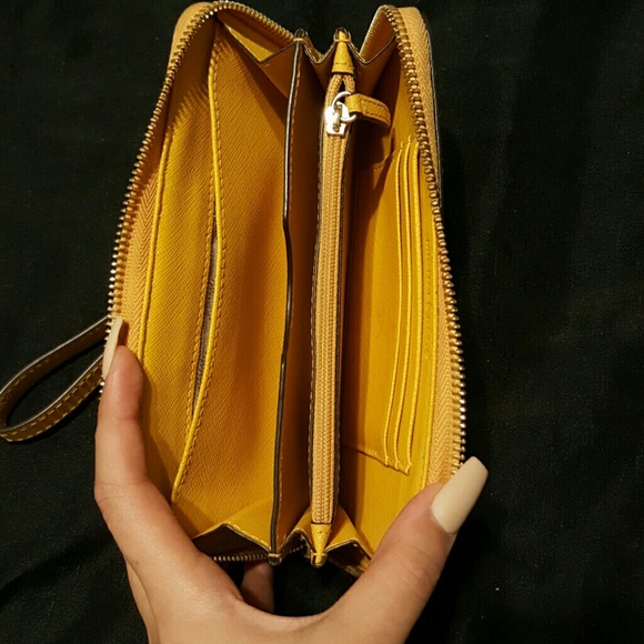 Michael kors wristlet . Used about 5 times . 8/10. - Picture 2 of 4