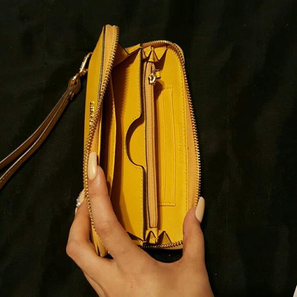 Michael kors wristlet . Used about 5 times . 8/10. - Picture 3 of 4