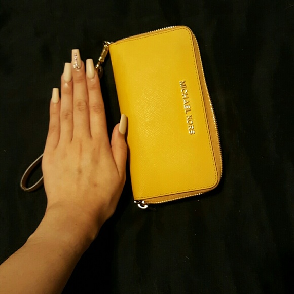 Michael kors wristlet . Used about 5 times . 8/10. - Picture 4 of 4