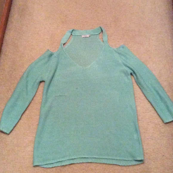 Shoulder cut out tobi sweater