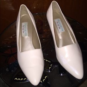White 1 1/2 inch heel , leather smooth