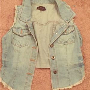 Sleeveless jeans jacket