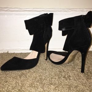 Cute & simple pumps with large bow