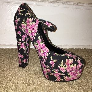 Floral print platform pumps.