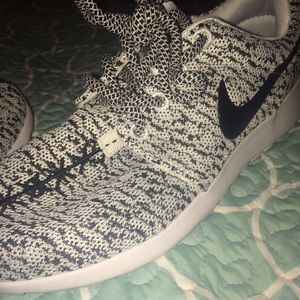 Grey and black speckled Nike roshe