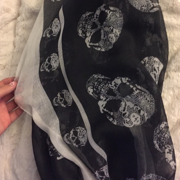 Skull Scarf - Picture 2 of 3