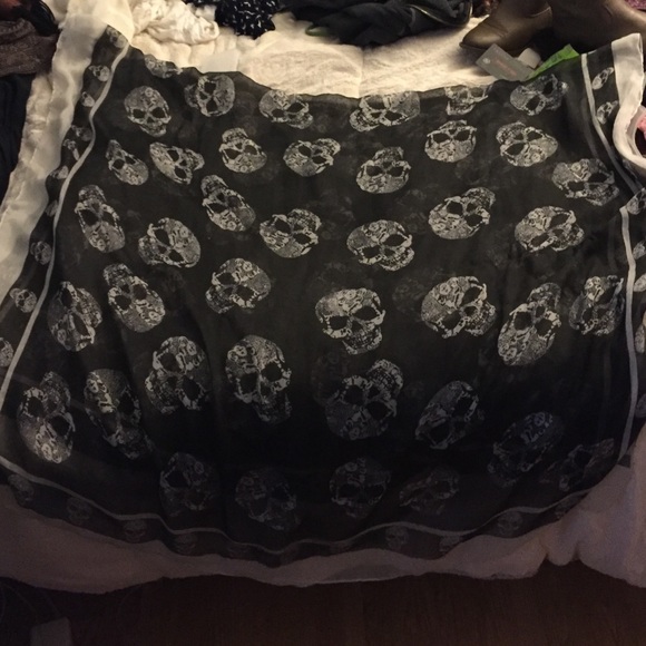 Skull Scarf - Picture 3 of 3