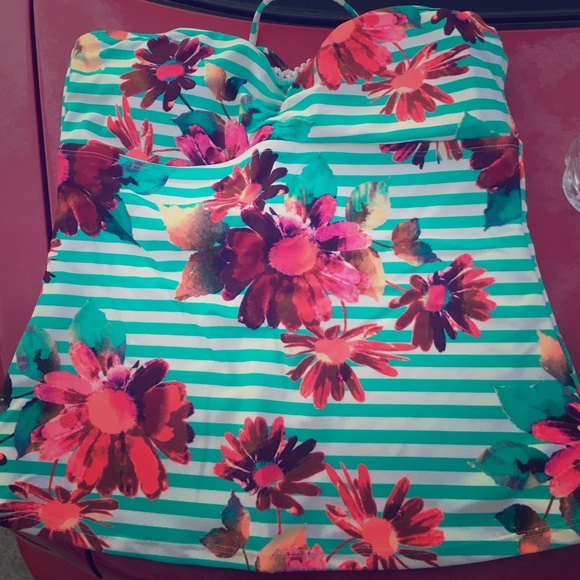 Floral Bikini top super cute but doesn't fit !