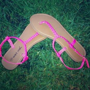 Hot pink t-strap sandal 🎀