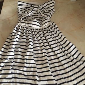 🌟SALE🌟Strapless Bow back sun dress