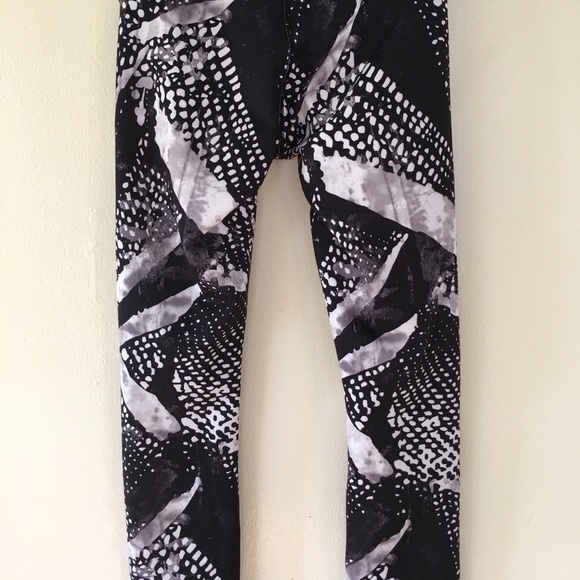 Lululemon Wunder Under Static Mist Crop iii Size 2 - Picture 3 of 4