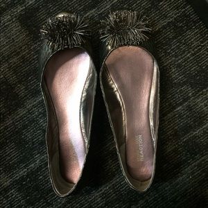Kenneth Cole gray flats in size 10
