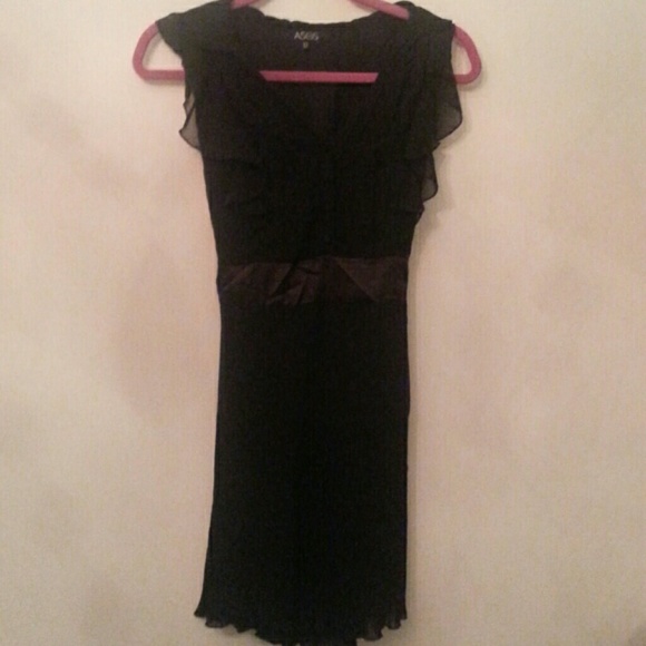 Black sleeveless knee length dress