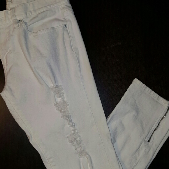 Gently worn white London Jean capri jeans