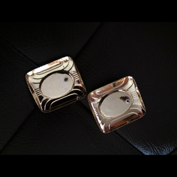🔶Large Gold Tone Clip On Earrings🔶 - Picture 2 of 4