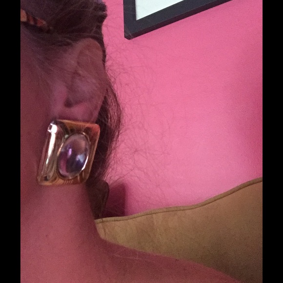 🔶Large Gold Tone Clip On Earrings🔶 - Picture 3 of 4
