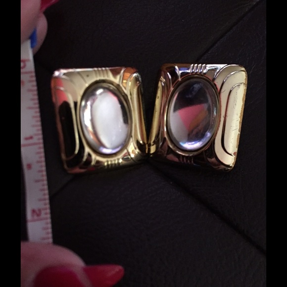 🔶Large Gold Tone Clip On Earrings🔶 - Picture 4 of 4