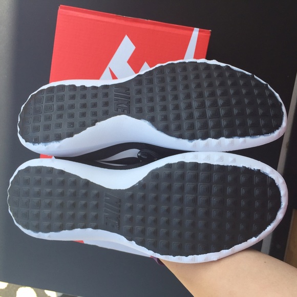 Nike women's authentic shoes Sz 8.5 NEW - Picture 3 of 4