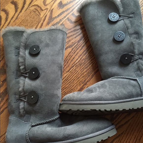 SOLD!EUC Ugg Bailey Button Triplet Gray Sz 7 - Picture 1 of 3