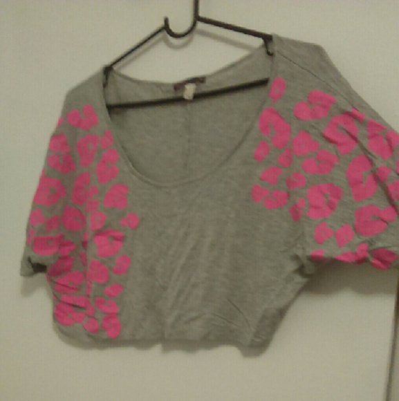 Gray loose crop top with pink cheetahs