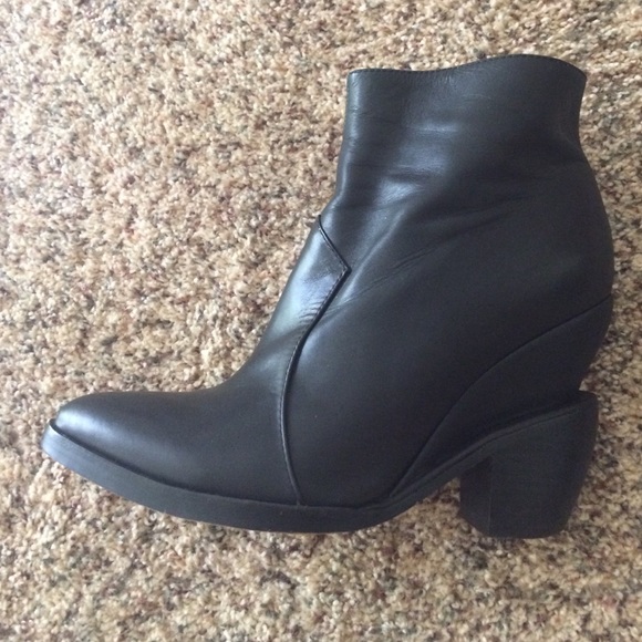 More pics - Jeffrey Campbell pointed toe boots - Picture 3 of 3