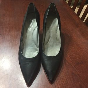 Kenneth Cole Silver Edition black leather pumps