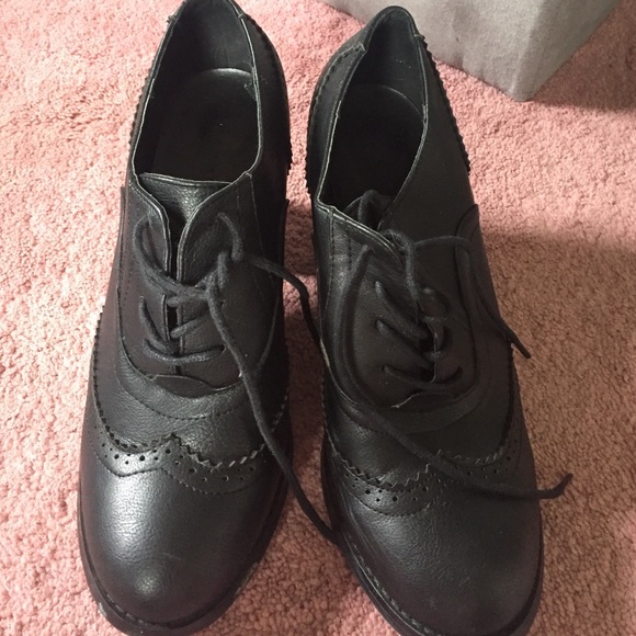 NEVER BEEN WORN Oxford heels