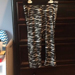 Nike pro crop leggings