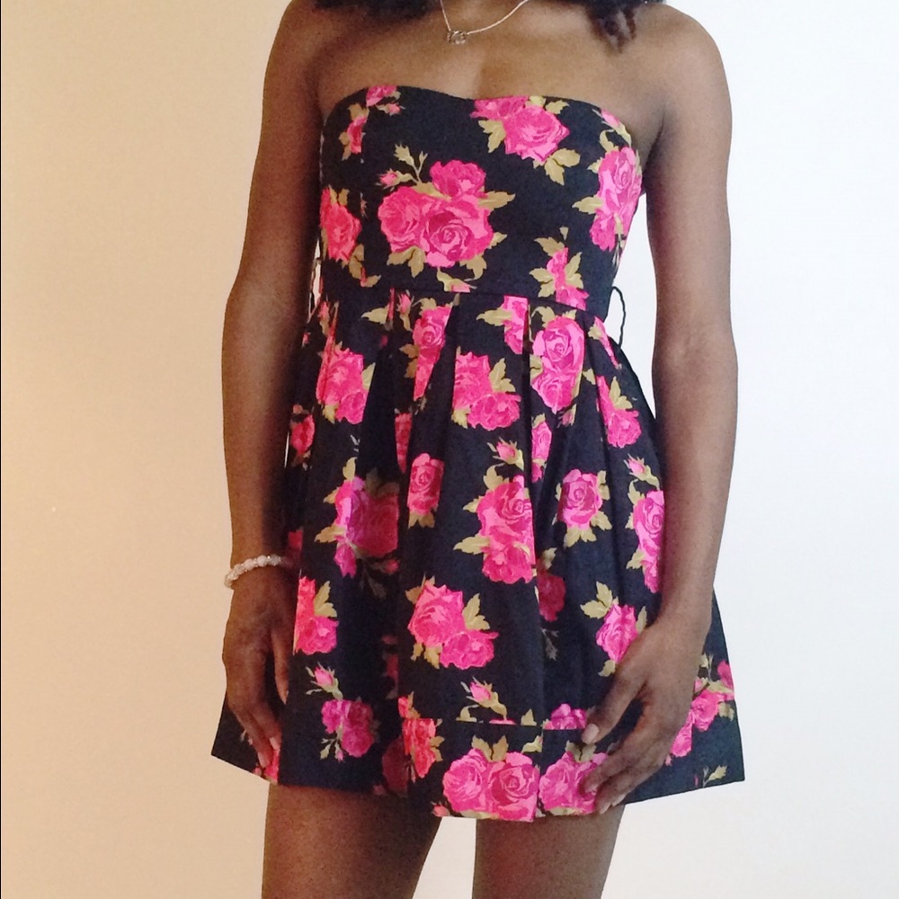 Beautiful floral dress 🔵