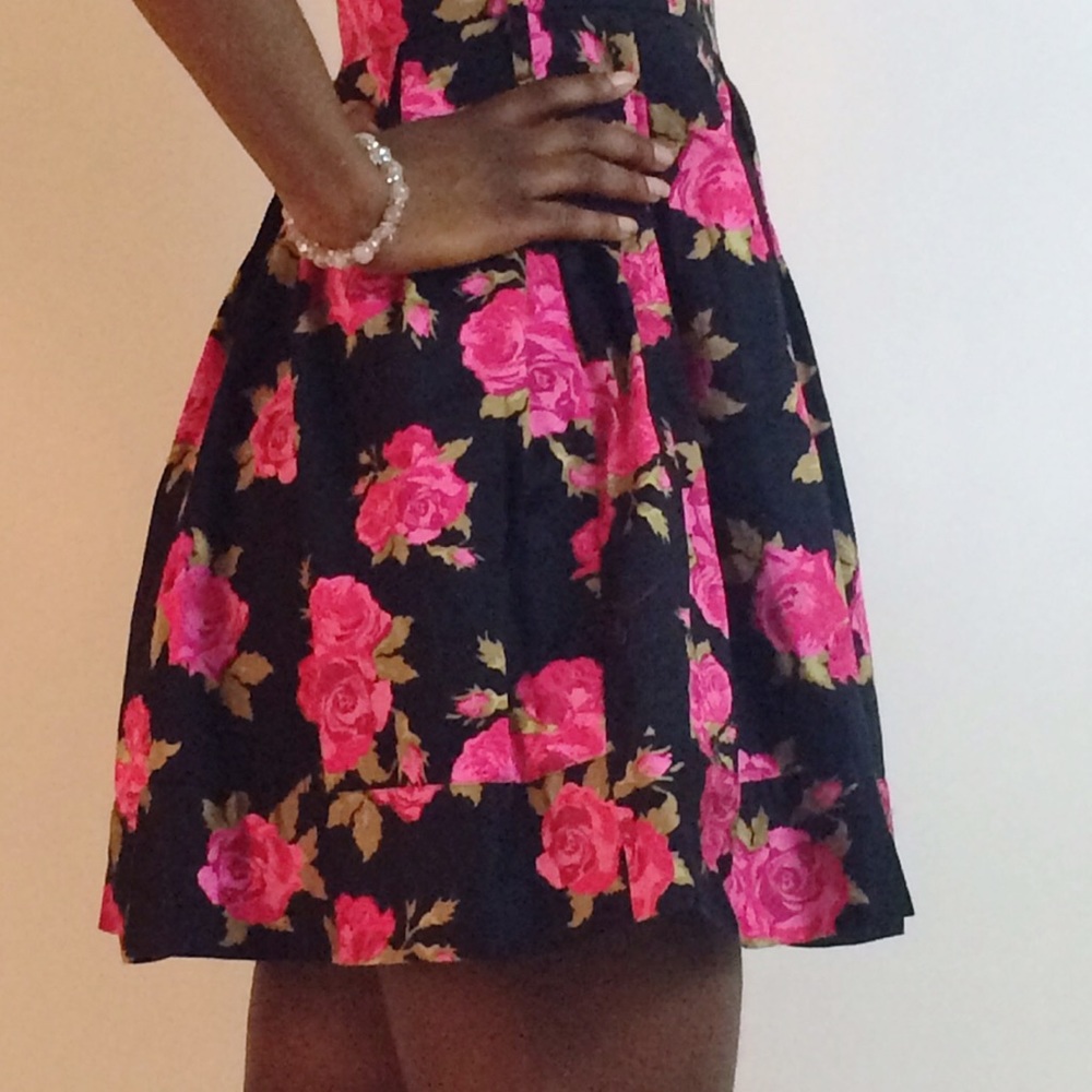 Beautiful floral dress 🔵 - Picture 2 of 4