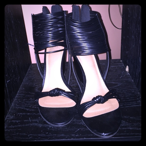 😍Make me an offer😍Cute black wedge
