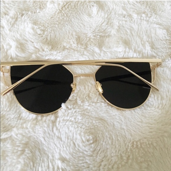 ✨SALE✨ Silver & Gold Reflective Winged Sunglasses - Picture 3 of 3