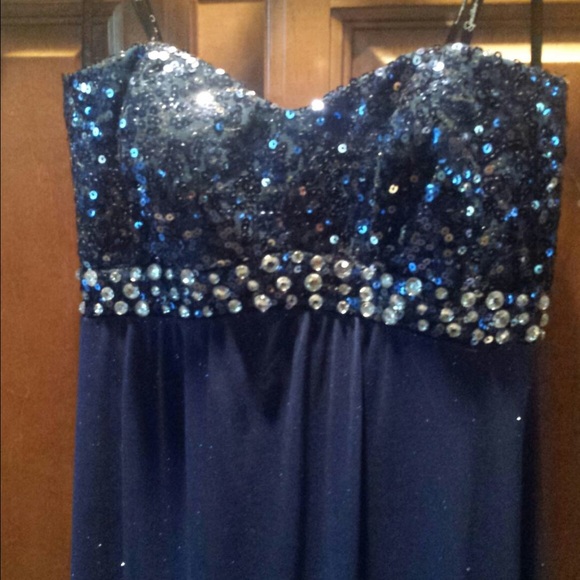 Navy blue long formal dress size 3 never worn