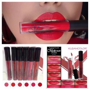 6 pcs brand new lips gloss matte 
Long lasting