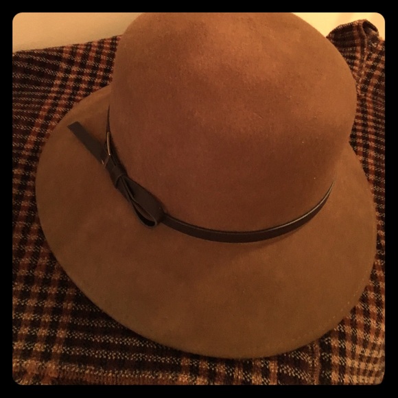 Nine West Accessories - Light brown wool/felt hat w/ leather band