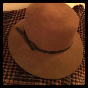 Light brown wool/felt hat w/ leather band