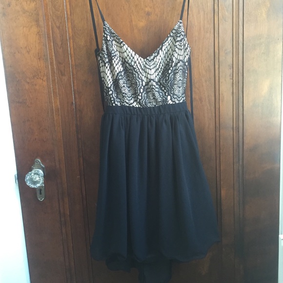 Cute lace dress never worn