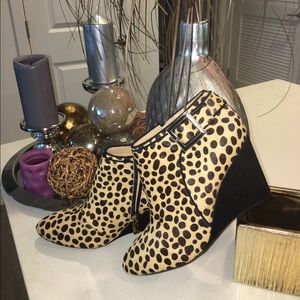 BRAND NEW ISSAC MIZRAHI WEDGES!!