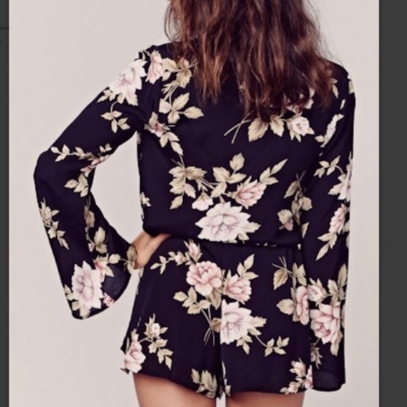 NWT 🎉Blue Life new boho sleeve floral romper! - Picture 2 of 4