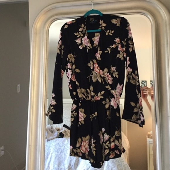 NWT 🎉Blue Life new boho sleeve floral romper! - Picture 4 of 4