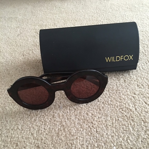Wildfox Accessories - Like new Wildfox Twiggy round sunglasses
