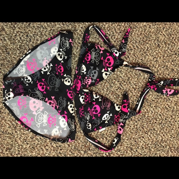 Black and pink swim suit with skulls