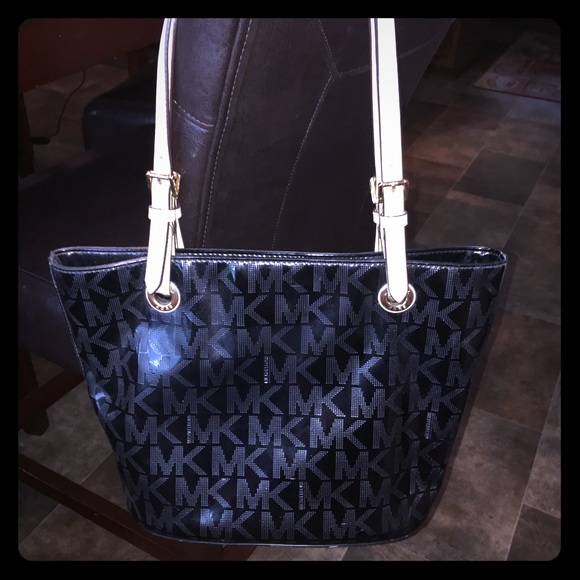 Michael Kors Pocket Book