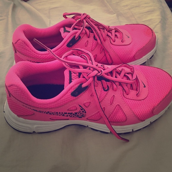 Nike revolution 2 size 7 women's