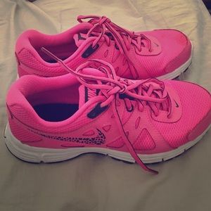 Nike revolution 2 size 7 women's